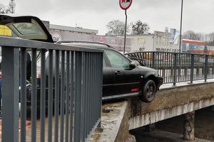 Zderzenie na Armii Krajowej w Olsztynie. Jedno auto zatrzymało się na barierkach wiaduktu [ZDJĘCIA]