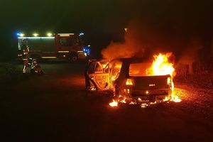 AKTUALIZACJA: Doszczętnie spłonął samochód [ZOBACZ WIDEO]