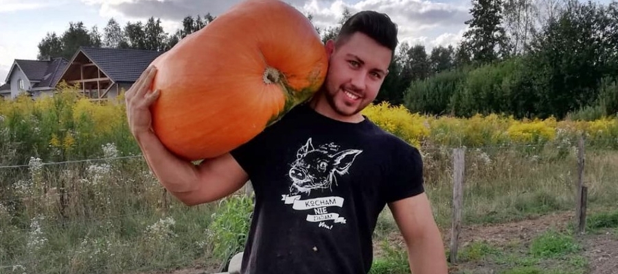 Weganin Adam Kuncicki podnosi wegańskie ciężary