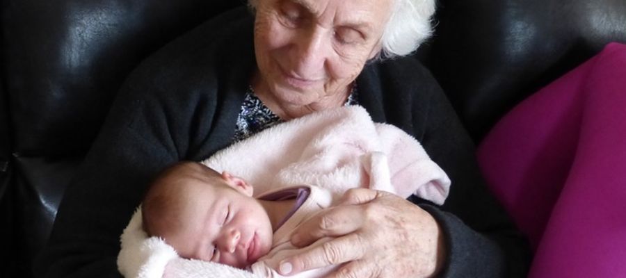 Babcie i dziadkowie podczas pandemii tęsknią za wnukami
