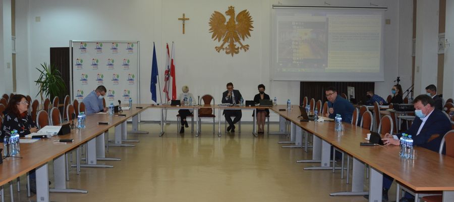 Na sesji RM w Olecku burmistrz Karol Sobczak poinformował o podpisaniu aktu notarialnego połączenia TBS z PGK