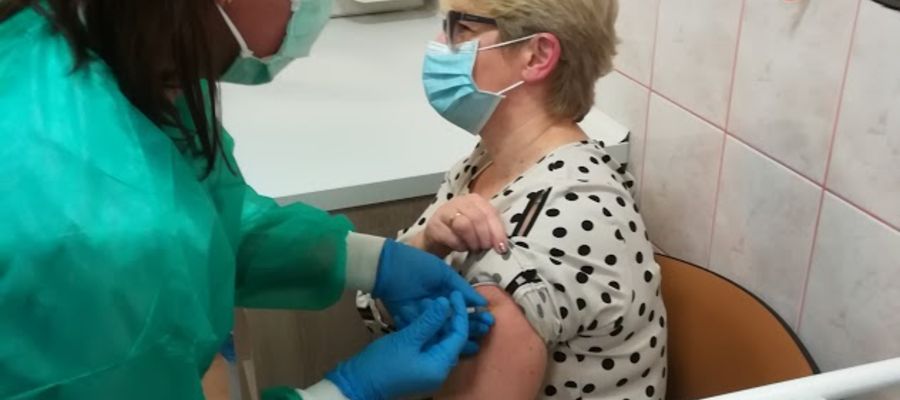 Pierwsze szczepienia na COVID w Olsztynie odbyły się w niedzielę 27 grudnia o godzinie 16. Pierwsza zaszczepiła się dyrektor Szpitala Dziecięcego dr Krystyna Piskorz-Ogórek (na zdjęciu) oraz dyrektor Barbara Chwała