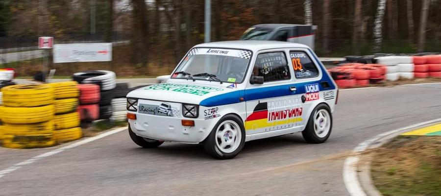 Dawid Lontkowski i jego mknący Fiat 126p podczas zawodów w Toruniu