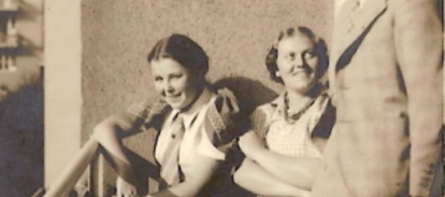 fot.1W Warszawie - przyjaciele : Jasia Krasowska, Krystyna Krahelska i Stanisław Chmielewski
