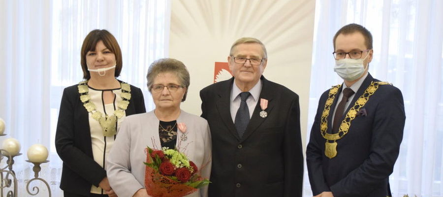 W uroczystości Złotych Godów brali udział m.in. państwo Minder (w środku), z lewej strony Beata Kurnikowska, kierownik USC w Iławie, a z prawej burmistrz Dawid Kopaczewski