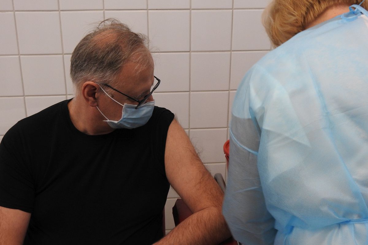 Pierwszy w szpitalu w Bartoszycach zaszczepił się przeciwko COVID-19 dyrektor placówki Sławomir Wójcik. - full image