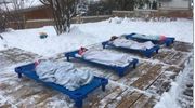 Rodzice w szoku: w tym przedszkolu dzieci leżakują na dworze!
