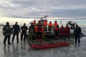 Strażacy i pogranicznicy z MOSG ćwiczyli na lodzie [ZDJĘCIA]