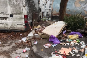 Przy olsztyńskim ratuszu stoją śmietniki, które straszą