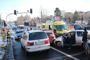 Karambol na skrzyżowaniu w Olsztynie. Zderzyło się osiem samochodów
