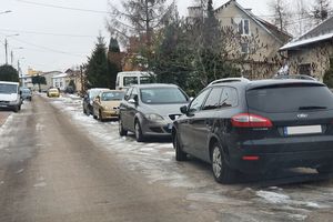 Zaparkowane auta blokują przejazd służb ratunkowych