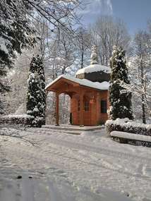 Kapliczka w Żywkowie pod śniegową pierzynką.