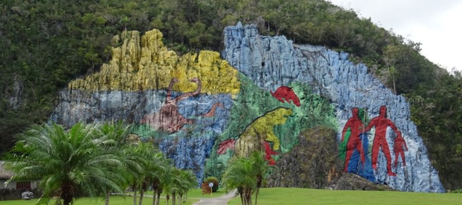 „Murale de la Prehistoria” wykonany na polecenie Fidela Castro przedstawia ewolucję człowieka do ostatniego ogniwa rozwoju – „człowieka socjalizmu”