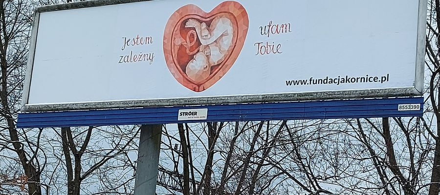 Billboard antyaborcyjny przy olsztyńskim dworcu PKP