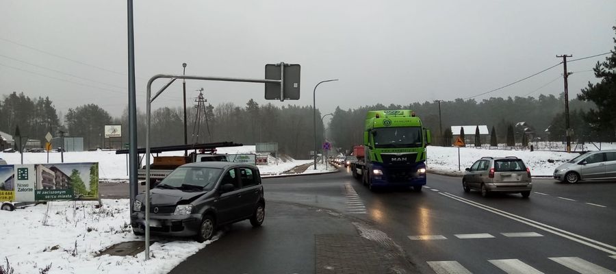 Zderzenie dwóch samochodów między osiedlem Sterowców a cmentarzem w Dywitach.