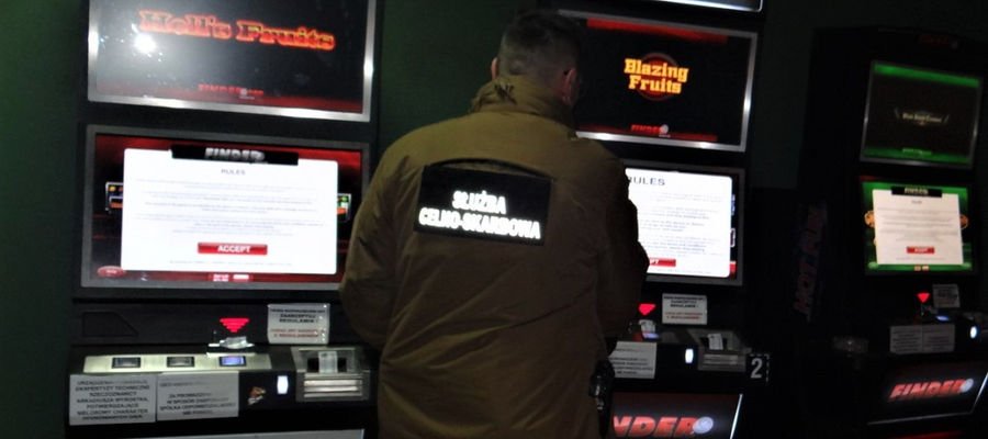 W nielegalnym salonie gier w Mrągowie funkcjonariusze KAS znaleźli trzy automaty do gier hazardowych.  