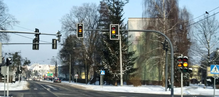 Ostrzegawczą świecą lampy na skrzyżowaniu Czarnieckiego z 21 Stycznia i Chrobrego w Ostródzie