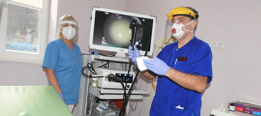 Nowy videogastroskop z wózkiem medycznym, monitorem i procesorem obrazu pracuje w nowomiejskim szpitalu