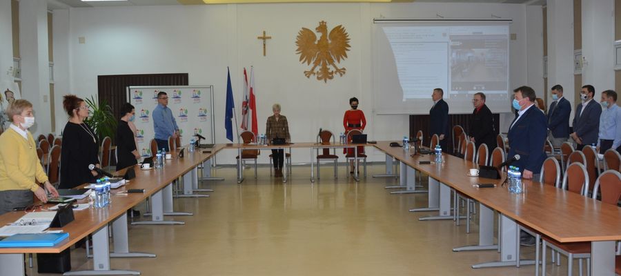 Sesja Rady Miejskiej w Olecku rozpoczęła się od uczczenia minutą ciszy zmarłego ks. prałata Stanisława Tabaki