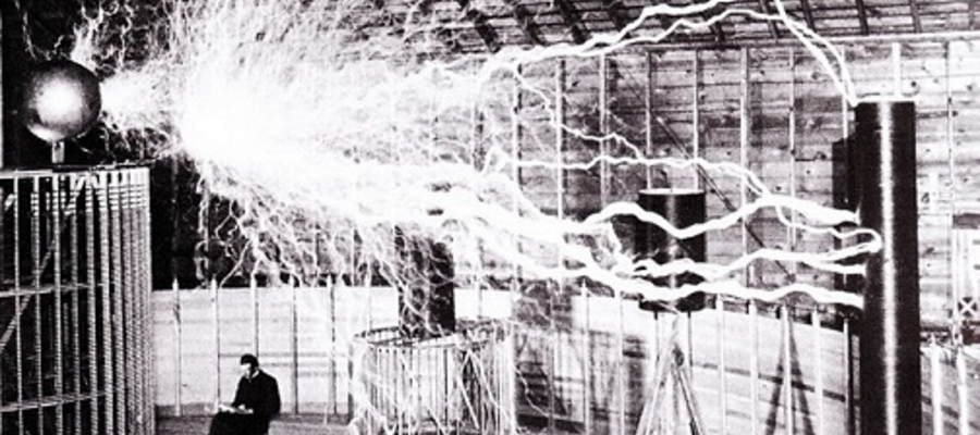 Nikola Tesla w swoim laboratorium