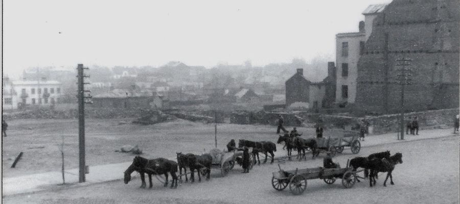 Północna strona mławskiego rynku. Z przedwojennej zabudowy zachowała się tylko kamienica Baranowskiego