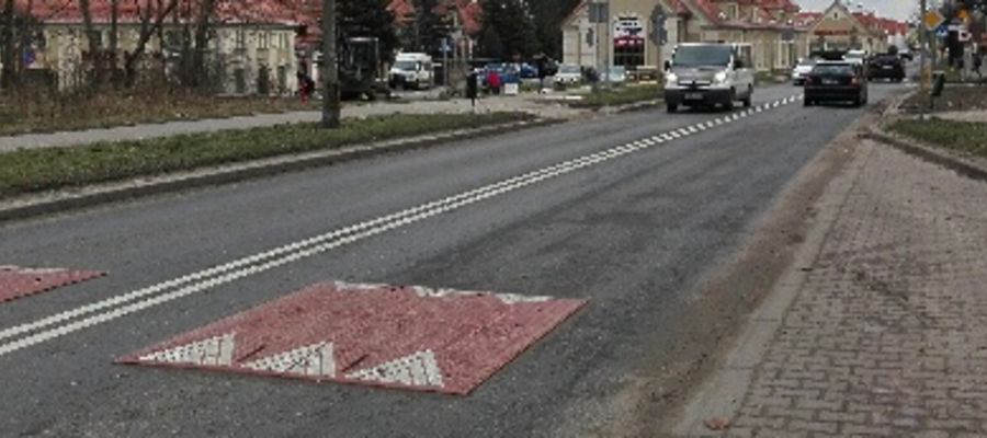 Teraz w okolicach skrzyżowania ulic Jagiełły z Pieniężnego pojawiły się wyspowe progi zwalniające
