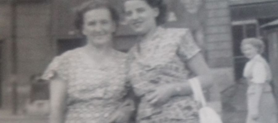 Babcia Jasia z sąsiadką. Zatorze, 1947 rok