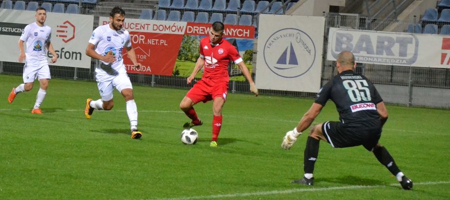 Karol Żwir (w czerwonym stroju) został piłkarzem roku na Warmii i Mazurach