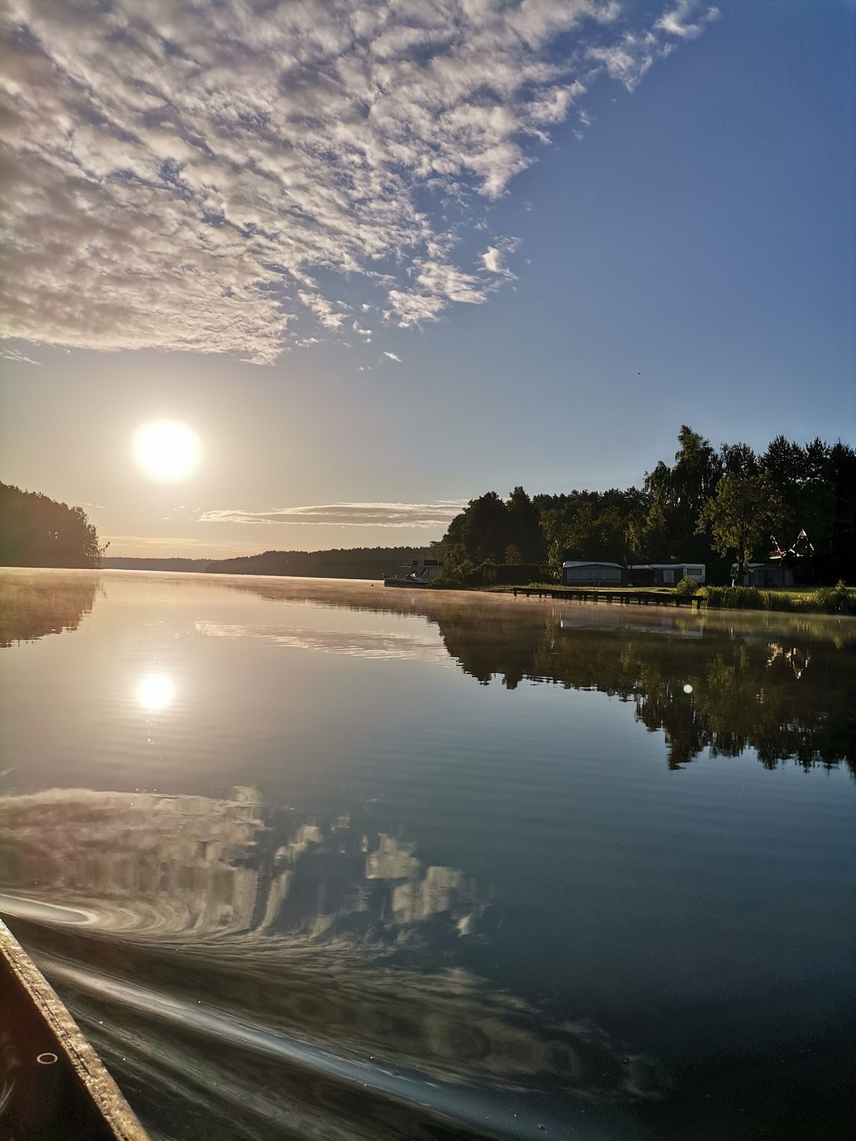 Letni poranek nad jeziorem Wiartel