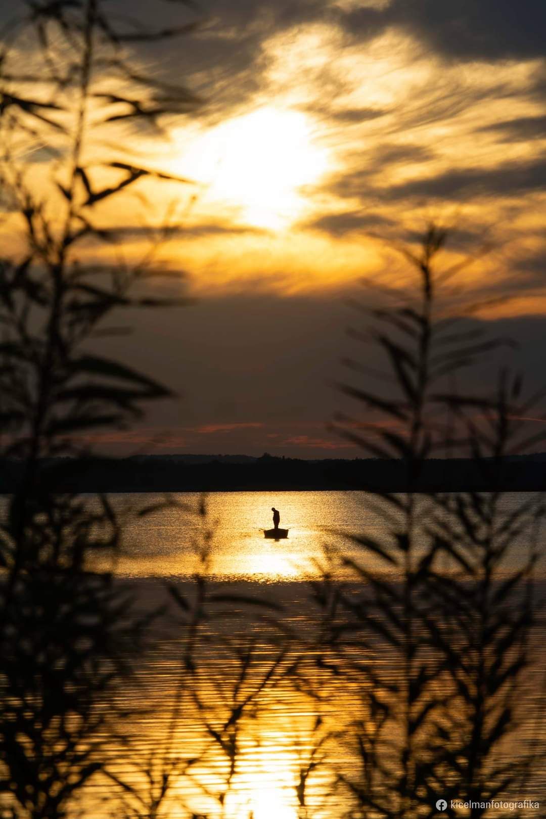 Wędkarz na tle słońca jeż. Łaśmiady.