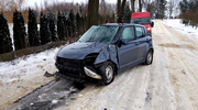 Wypadek w Bartach. 70-latek uderzył autem w drzewo