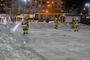 Bezpieczne lodowiska dzięki strażakom