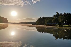 Piska za zdjęcie: Letni poranek nad jeziorem Wiartel