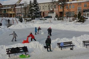 Lodowisko w centrum Olecka zyskuje na popularności