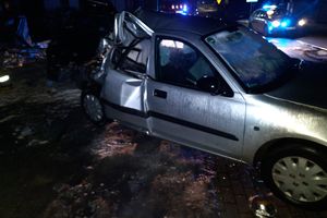 Pijany 32-latek po kradzieży potrącił samochodem ochroniarza, a po brawurowej ucieczce uderzył w inne samochody i latarnię