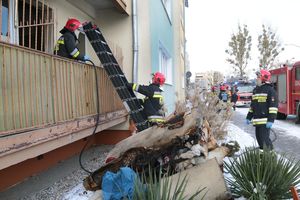 Groźny pożar w Olsztynie. W mieszkaniu znajdowały się dwie osoby, trwa walka o życie jednej z nich [ZDJĘCIA]