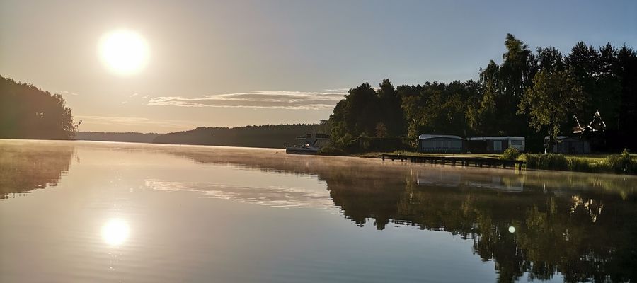 Letni poranek nad jeziorem Wiartel