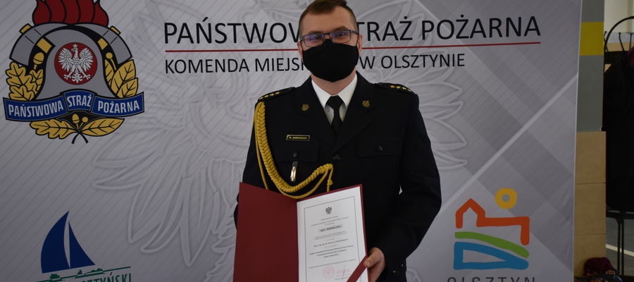 st. kpt. Dariusz Jankowski z aktem powołania na stanowisko Zastępcy Komendanta Powiatowego PSP w Działdowie