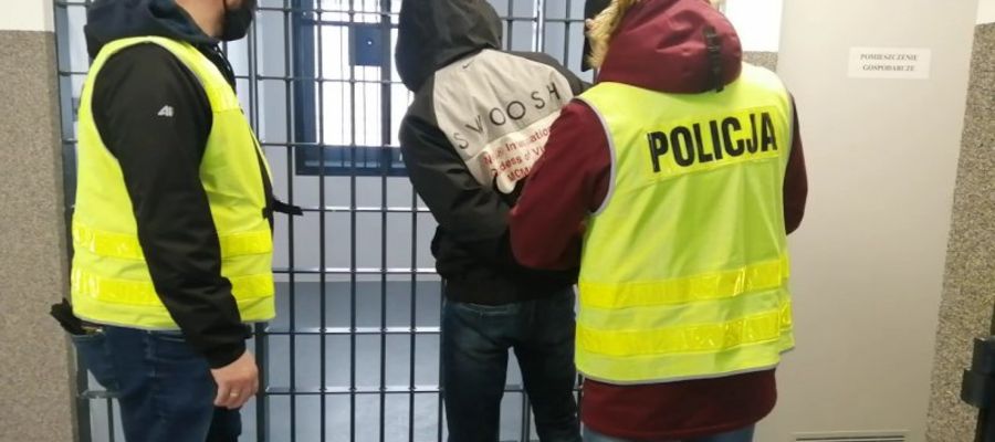 Policjanci w trakcie zakładania kajdanek zatrzymanemu 29 - latkowi