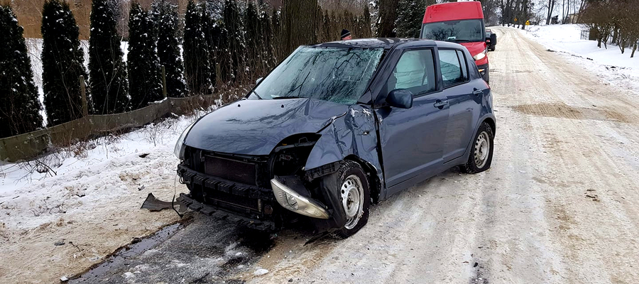 W niedzielę w Bartach 70-latek nie dostosował prędkości do warunków panujących na drodze i uderzył w drzewo