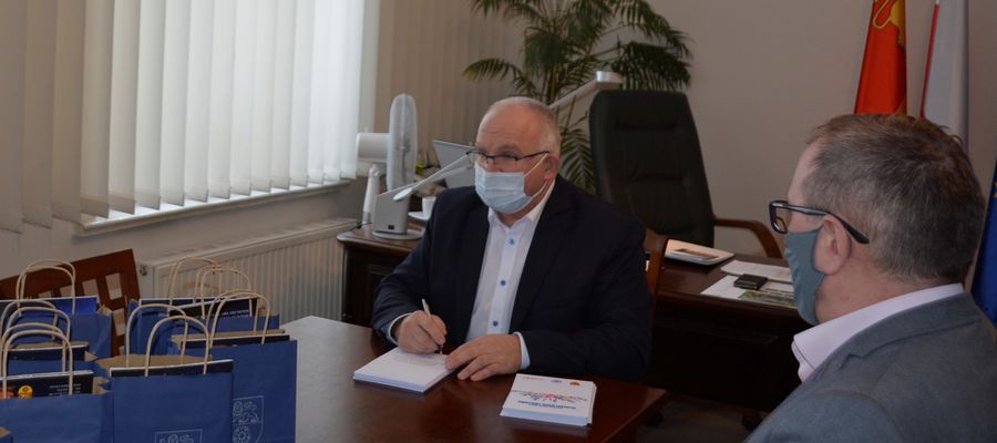 Przygotowywanie paczek dla seniorów w Urzędzie Miejskim