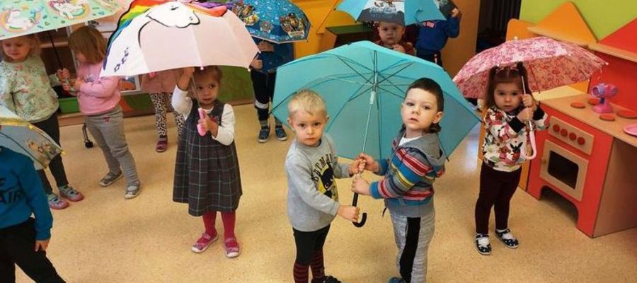 Było wiele zabaw z parasolami 
