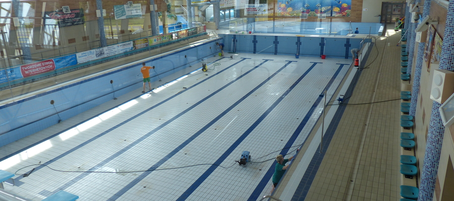 Zdjęcie ilustracyjne — czyszczenie iławskiego basenu w 2015 roku