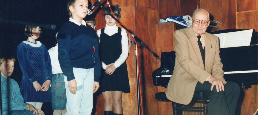 Jerzy Tadeusz Krzywoszewski z młodzieżą w Piskim Domu Kultury