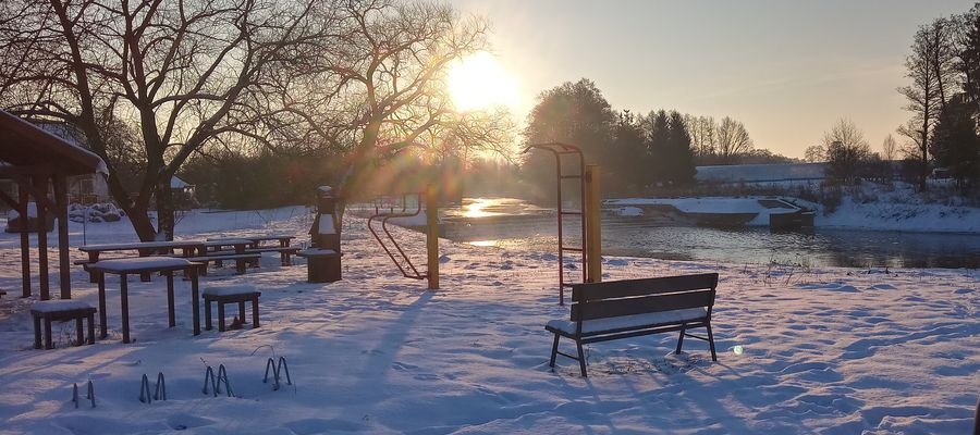  Mroźny wschód słońca nad wodospadem w Sępopolu