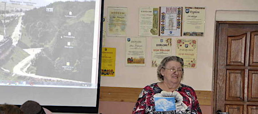 Spotkanie promocyjne książki prowadzi bibliotekarka Wanda Białkowska 