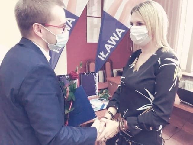 Monika Smolińska odbiera wyróżnienie Bratnia Dłoń z rąk burmistrza Dawida Kopaczewskiego