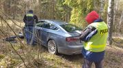 Skradzione w Olsztynie Audi A5 odnalezione w lesie. W środku spał 25-latek