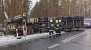 Na DK 58 ciężarówka wjechała do rowu