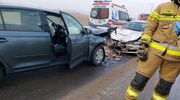 Zderzenie dwóch aut pod Olsztynem. Młody kierowca wpadł w poślizg